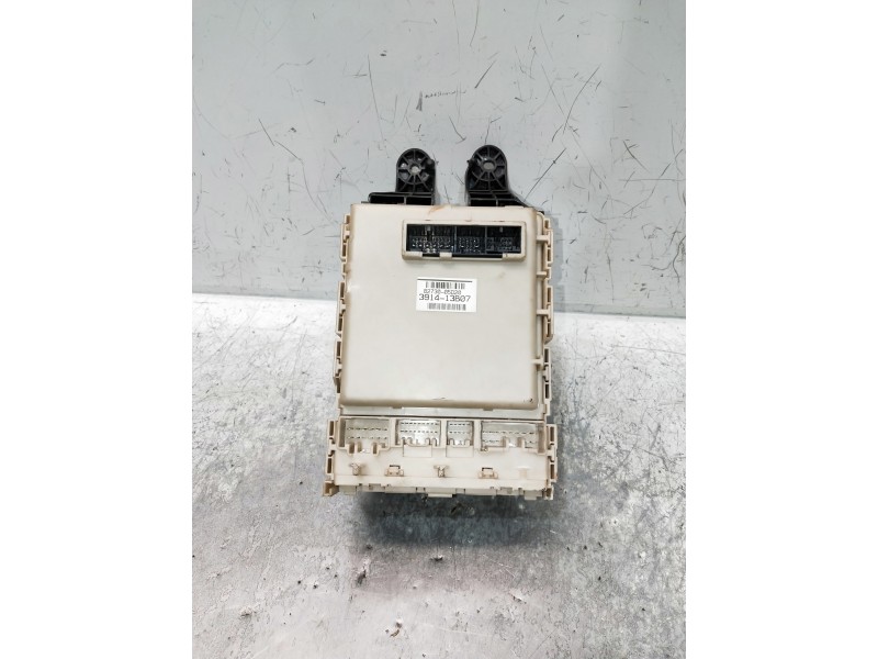 Recambio de caja reles / fusibles para toyota avensis (t27) 2.0 d-4d cat referencia OEM IAM 8273005D20 391413B07 