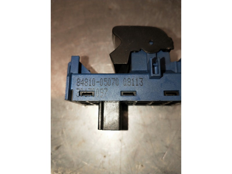 Recambio de mando elevalunas trasero derecho para toyota avensis (t27) 2.0 d-4d cat referencia OEM IAM 8481005070  