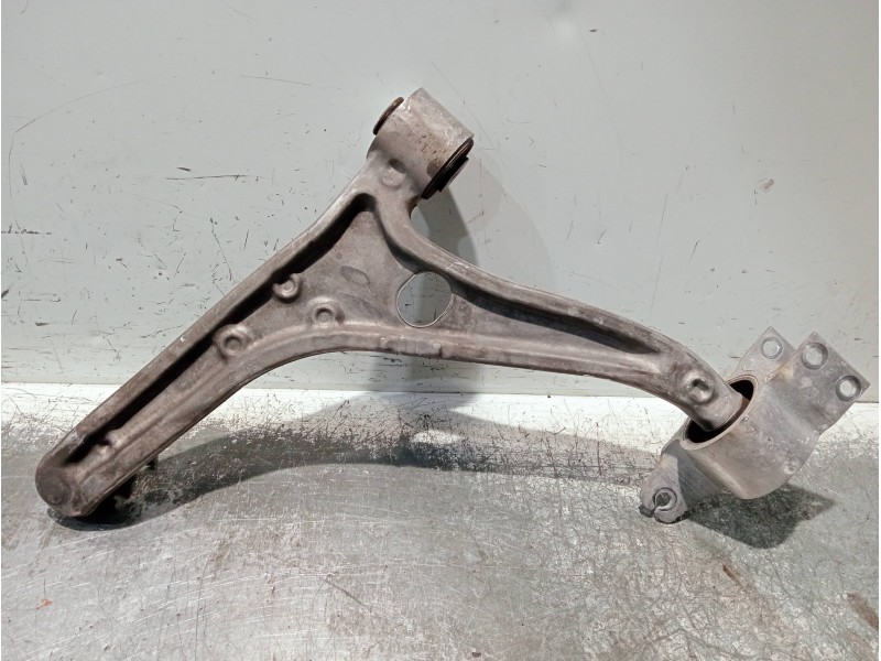 Recambio de brazo suspension inferior delantero derecho para mercedes clase b (w247) b 200 d referencia OEM IAM A2473331600  