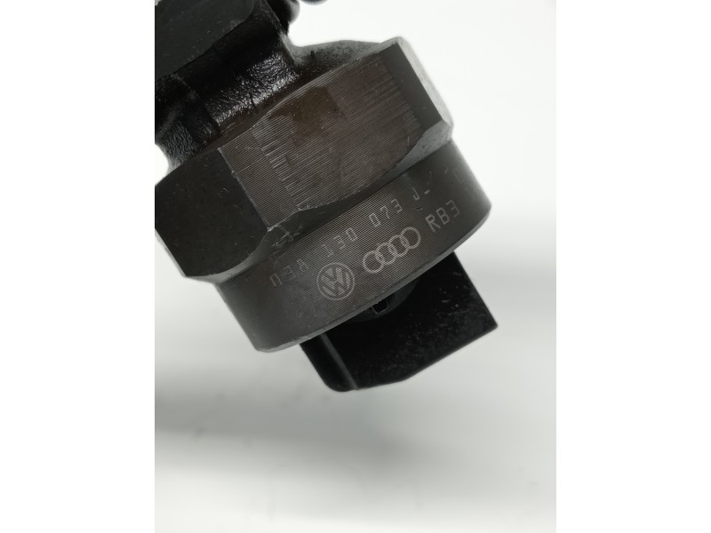 Recambio de inyector para volkswagen golf iv berlina (1j1) referencia OEM IAM 0414720015 038130073J BOSCH