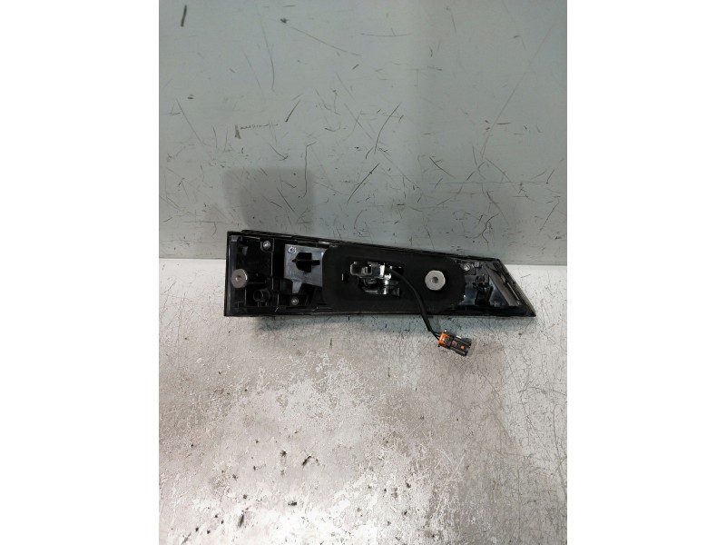 Recambio de piloto trasero derecho interior para peugeot 308 referencia OEM IAM 9835300580  