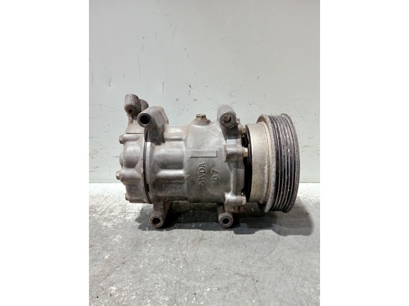 Recambio de compresor aire acondicionado para renault kangoo referencia OEM IAM 8200953359A  