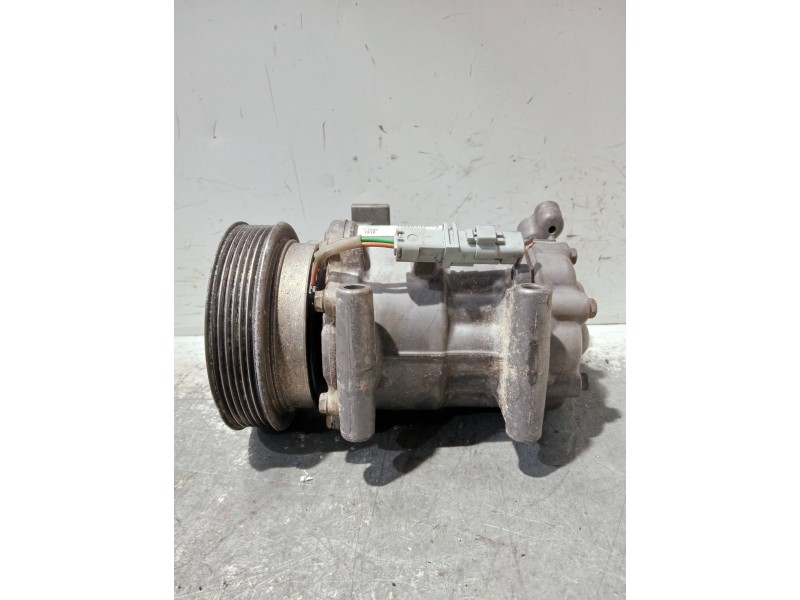 Recambio de compresor aire acondicionado para renault kangoo referencia OEM IAM 8200953359A  