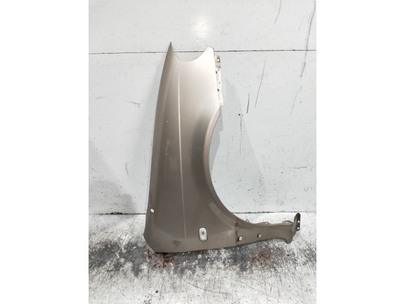 Recambio de aleta delantera derecha para kia carnival ii 2.9 cdri ex referencia OEM IAM   