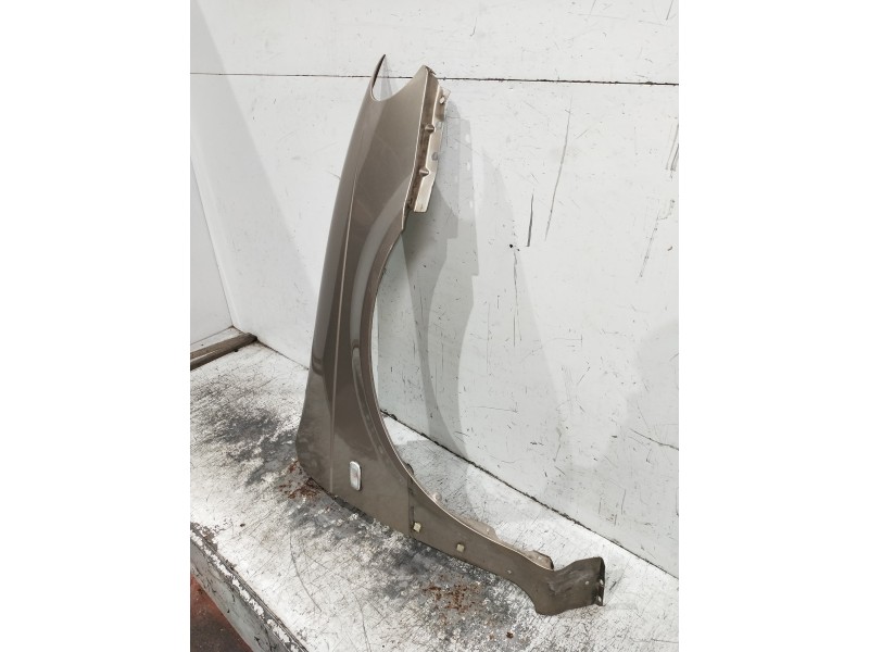 Recambio de aleta delantera derecha para kia carnival ii 2.9 cdri ex referencia OEM IAM   