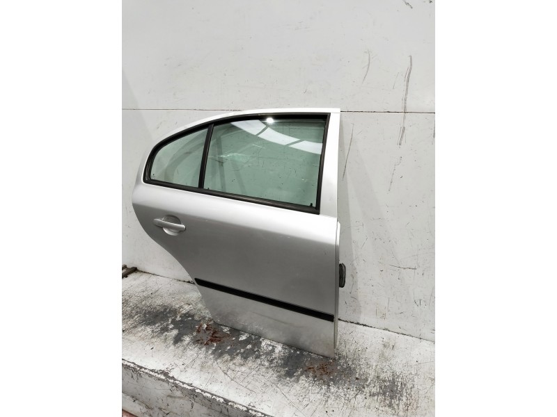 Recambio de puerta trasera derecha para skoda octavia berlina (1u2) referencia OEM IAM   4P