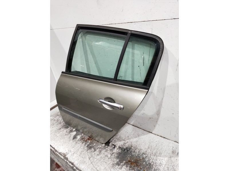 Recambio de puerta trasera izquierda para renault megane ii berlina 5p referencia OEM IAM   5P