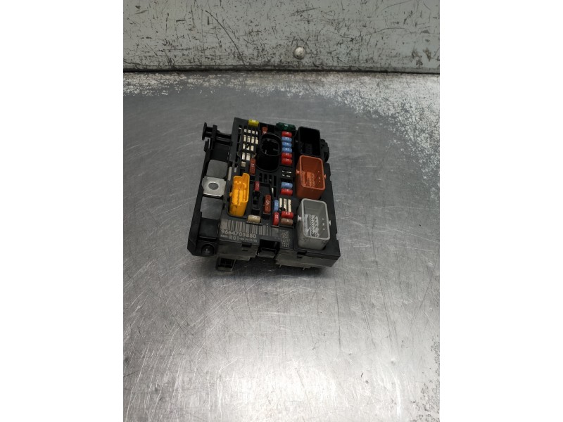 Recambio de caja reles / fusibles para citroen c4 picasso referencia OEM IAM 9664705880  