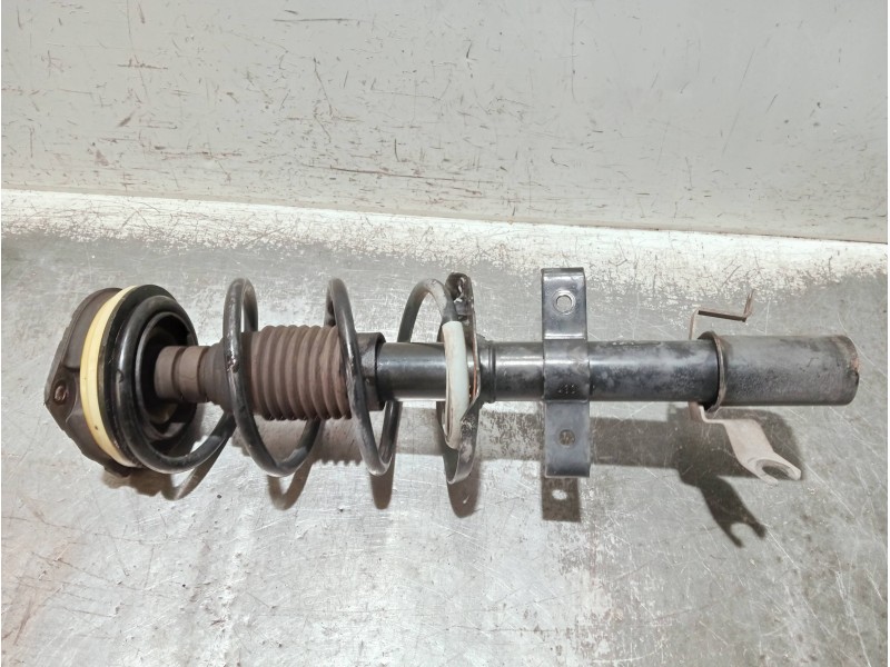 Recambio de amortiguador delantero derecho para renault clio iii referencia OEM IAM 8200676024 03071000608 