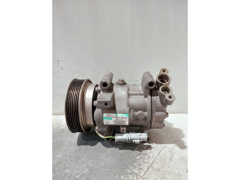 Recambio de compresor aire acondicionado para renault clio iii referencia OEM IAM 8200819568A  