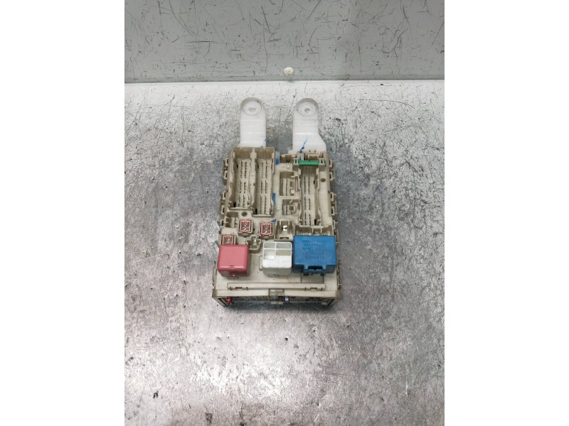 Recambio de caja reles / fusibles para toyota auris referencia OEM IAM 8273002150A  