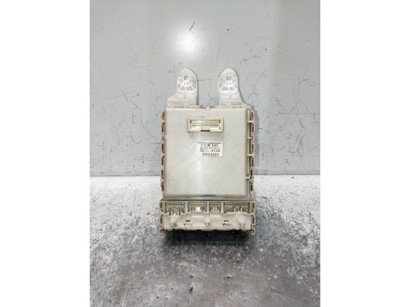 Recambio de caja reles / fusibles para toyota auris referencia OEM IAM 8273002150A  