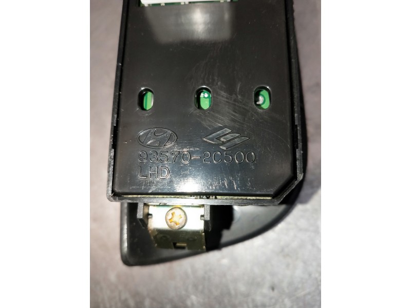 Recambio de mando elevalunas delantero izquierdo para hyundai coupe (gk) referencia OEM IAM 935702C500  