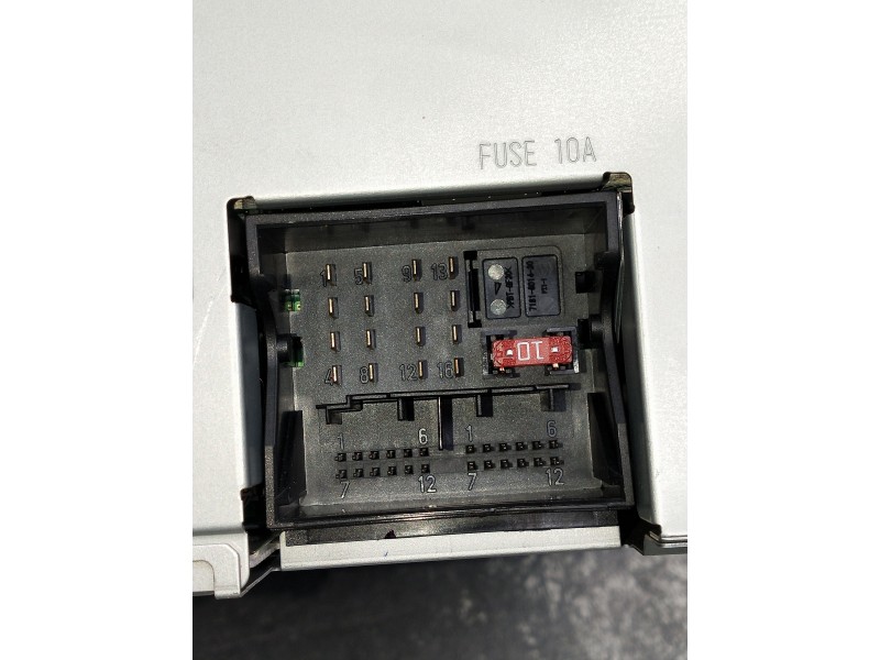 Recambio de sistema audio / radio cd para mercedes clase c (w204) berlina referencia OEM IAM A2049007202 A2049015401 