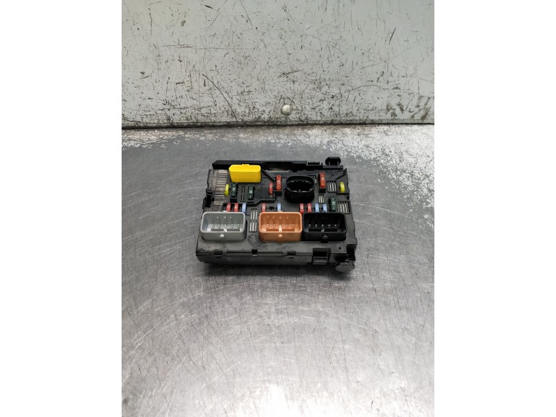 Recambio de caja reles / fusibles para peugeot 207 1.6 hdi referencia OEM IAM 9661086980  