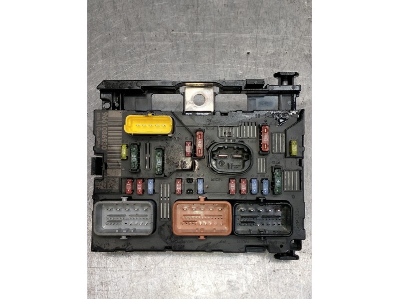 Recambio de caja reles / fusibles para peugeot 207 1.6 hdi referencia OEM IAM 9661086980  