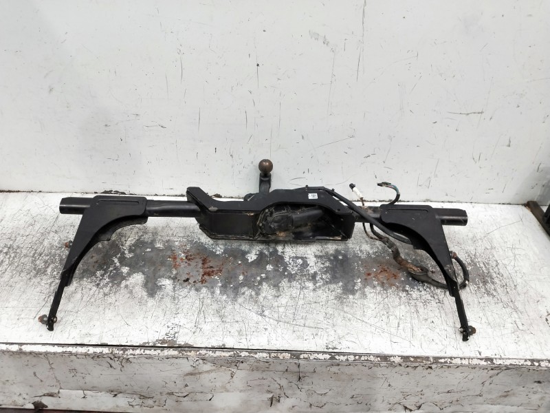 Recambio de refuerzo paragolpes trasero para volkswagen touran (5t1) referencia OEM IAM 5TA803880  BOLA REMOLQUE