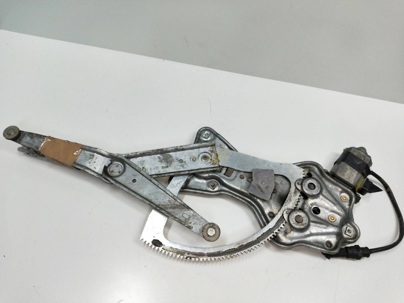 Recambio de elevalunas delantero derecho para bmw serie 3 berlina (e30) referencia OEM IAM 0130921158  4P Recambio de elevalunas delantero derecho para bmw serie 3 berlina (e30) referencia OEM IAM 0130921158  4P