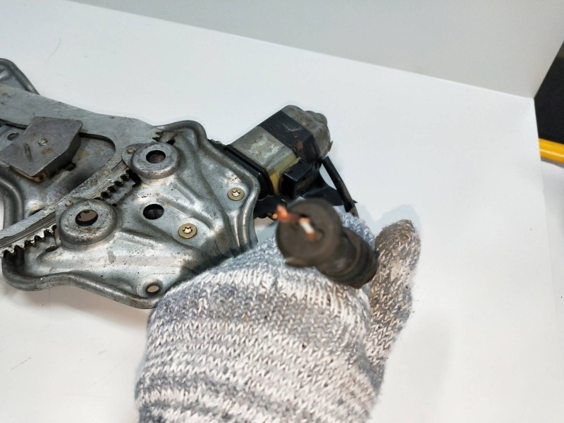 Recambio de elevalunas delantero derecho para bmw serie 3 berlina (e30) referencia OEM IAM 0130921158  4P Recambio de elevalunas delantero derecho para bmw serie 3 berlina (e30) referencia OEM IAM 0130921158  4P