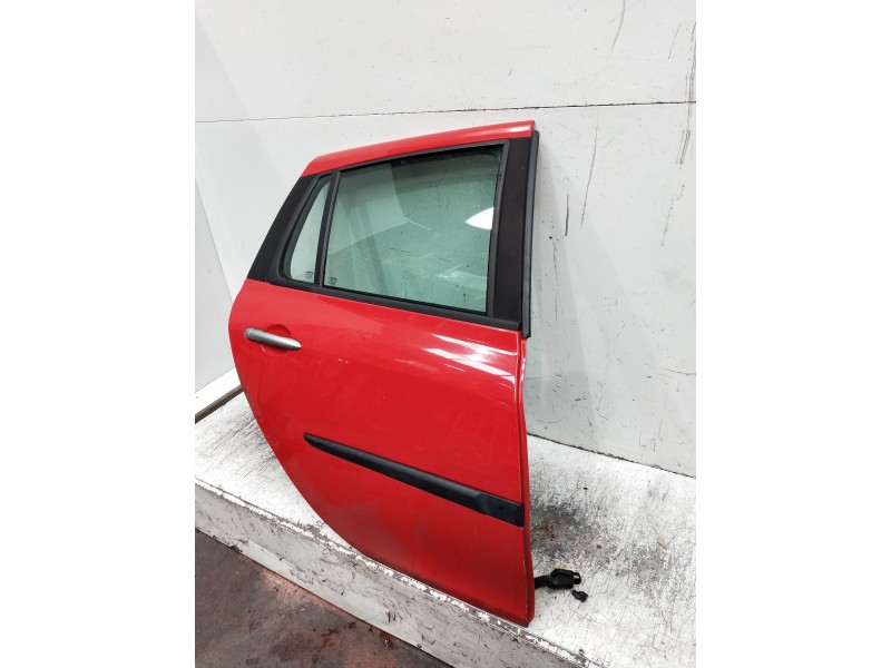 Recambio de puerta trasera derecha para renault clio grandtour referencia OEM IAM   