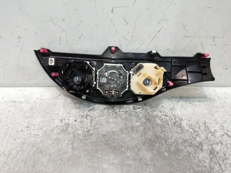 Recambio de mando calefaccion / aire acondicionado para toyota yaris 1.3 16v cat referencia OEM IAM 554060D390  3P