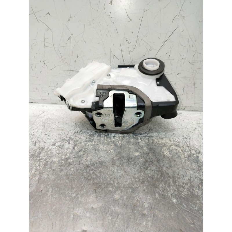 Recambio de motor cierre centralizado delantero derecho para toyota yaris 1.3 16v cat referencia OEM IAM 150117 U3111130F3 5P