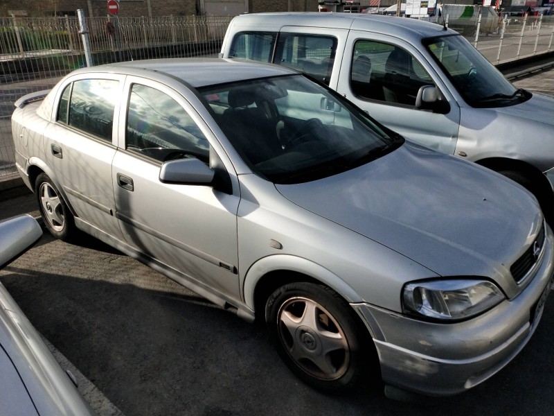 opel astra g berlina del año 2000