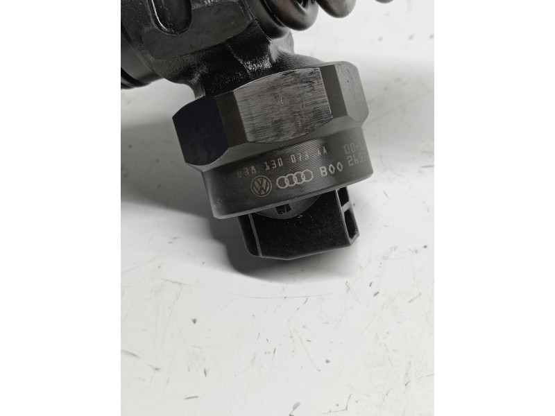 Recambio de inyector para volkswagen passat berlina (3b3) referencia OEM IAM 0414720028 038130073AA BOSCH