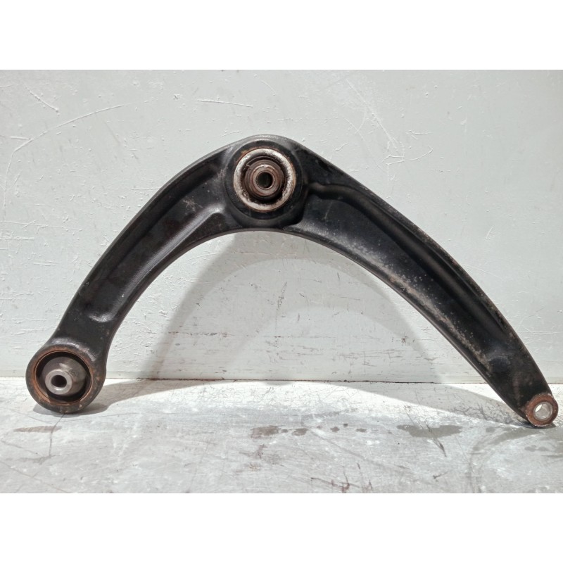 Recambio de brazo suspension inferior delantero izquierdo para peugeot 3008 referencia OEM IAM 823215  