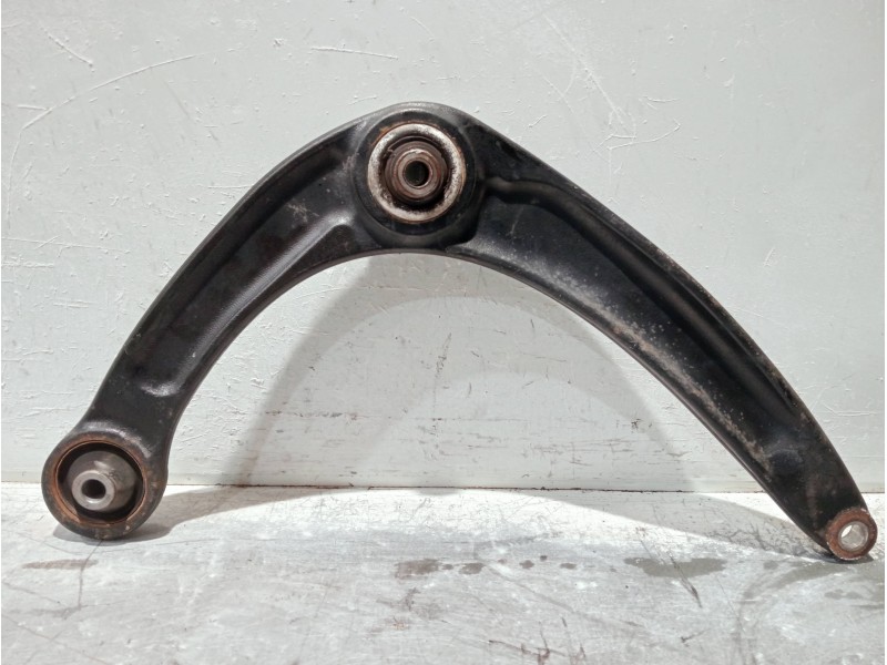 Recambio de brazo suspension inferior delantero izquierdo para peugeot 3008 referencia OEM IAM 823215  