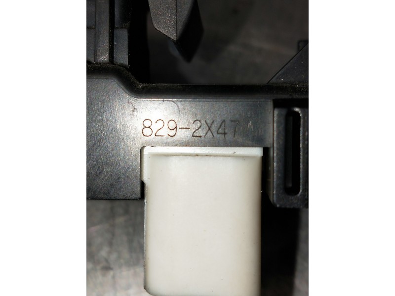 Recambio de mando elevalunas delantero derecho para toyota auris business referencia OEM IAM 8292X47  5P