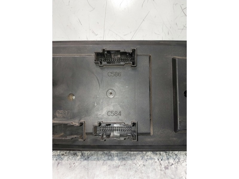 Recambio de caja reles / fusibles para land rover discovery v6 td s referencia OEM IAM 519051304 YQE500250 