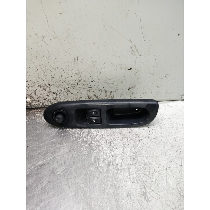 Recambio de mando elevalunas delantero izquierdo para renault clio ii fase i (b/cbo) 1.4 alize referencia OEM IAM   5P