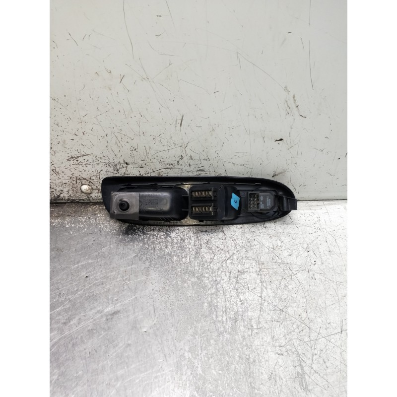 Recambio de mando elevalunas delantero izquierdo para renault clio ii fase i (b/cbo) 1.4 alize referencia OEM IAM   5P