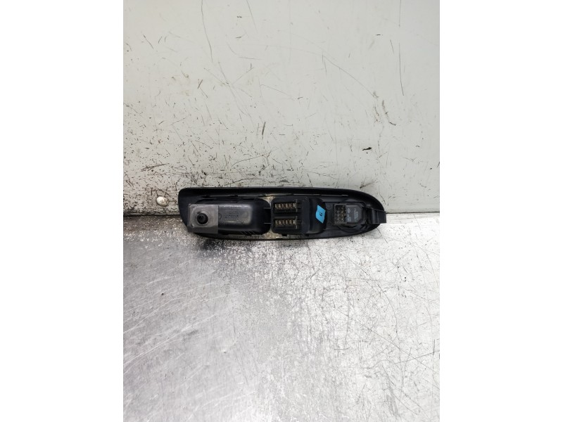 Recambio de mando elevalunas delantero izquierdo para renault clio ii fase i (b/cbo) 1.4 alize referencia OEM IAM   5P