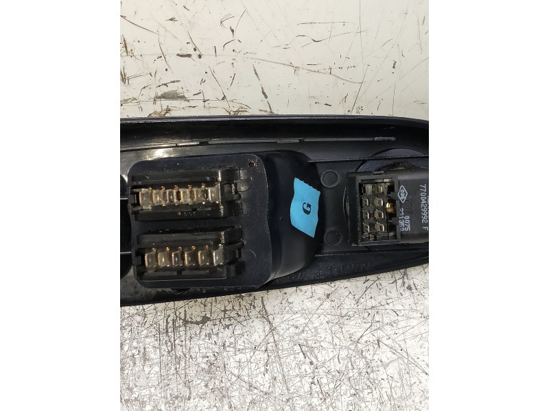Recambio de mando elevalunas delantero izquierdo para renault clio ii fase i (b/cbo) 1.4 alize referencia OEM IAM   5P