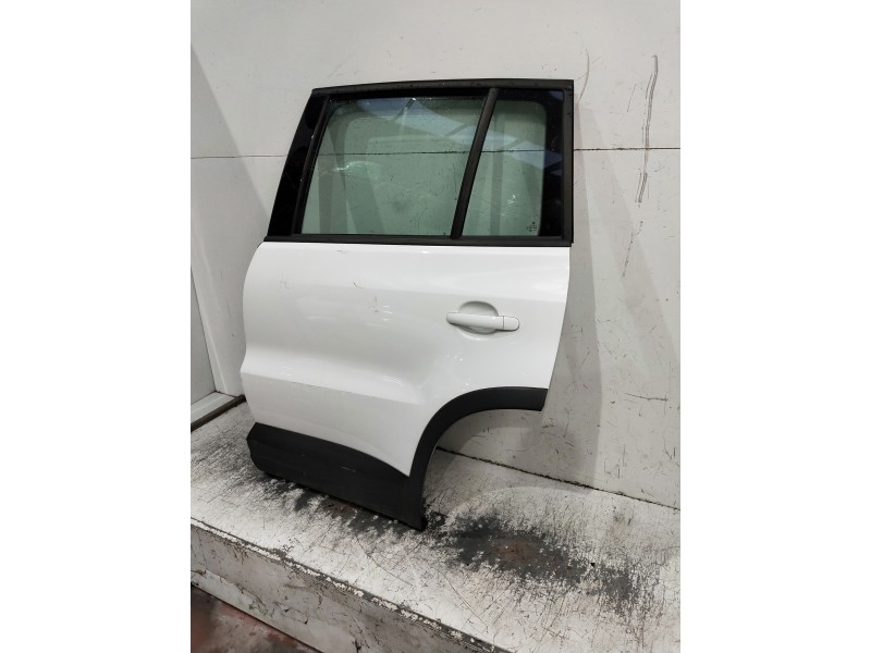 Recambio de puerta trasera izquierda para volkswagen tiguan (5n2) referencia OEM IAM   5P