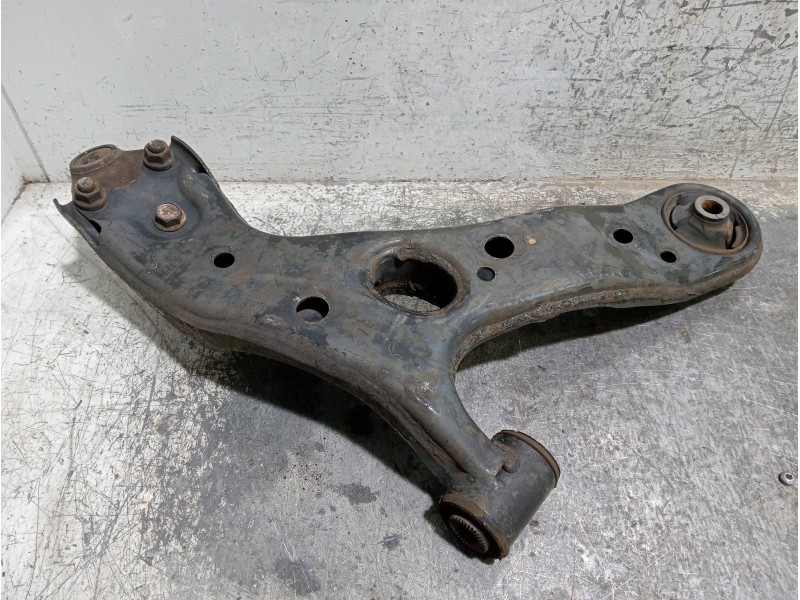 Recambio de brazo suspension inferior delantero izquierdo para toyota auris active referencia OEM IAM   