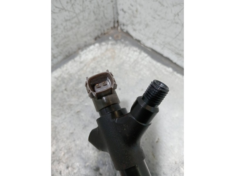 Recambio de inyector para toyota auris active referencia OEM IAM 2367026070 DENSO 