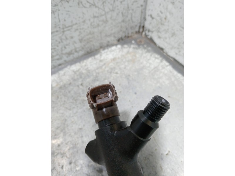 Recambio de inyector para toyota auris active referencia OEM IAM 2367026070  DENSO