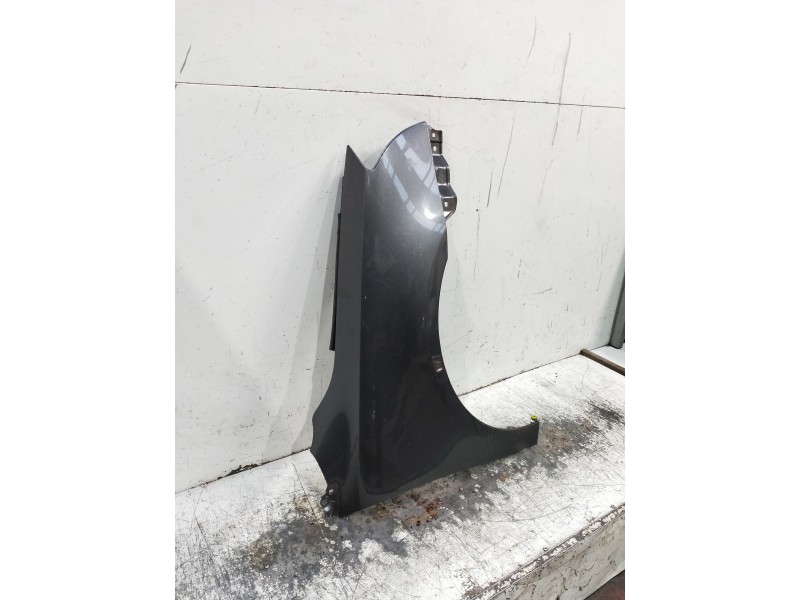 Recambio de aleta delantera derecha para toyota avensis berlina (t25) referencia OEM IAM   