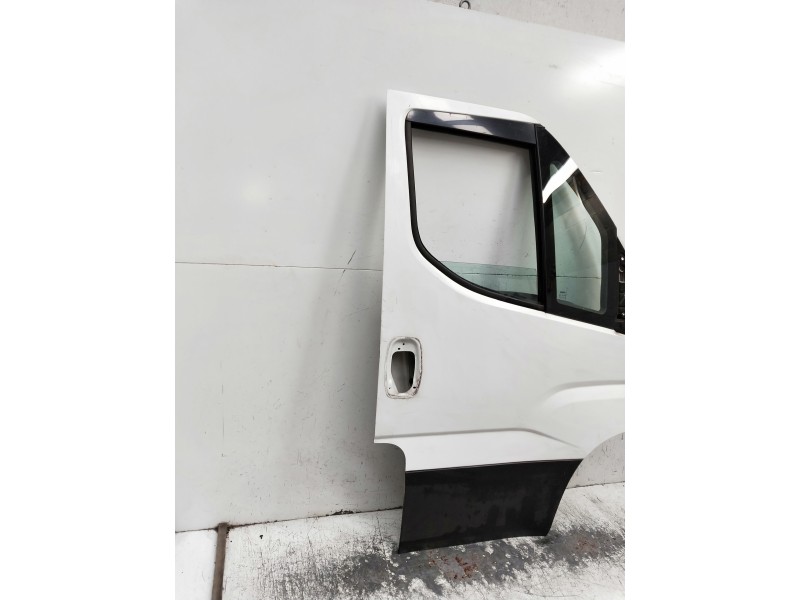 Recambio de puerta delantera derecha para iveco daily furgón referencia OEM IAM   5P