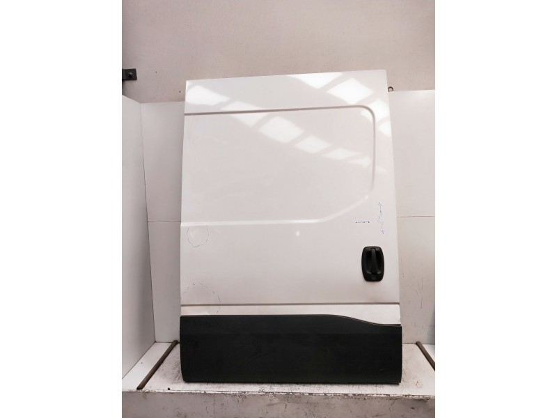 Recambio de puerta lateral corredera derecha para iveco daily furgón referencia OEM IAM  VER FOTOS CIEGA 5P