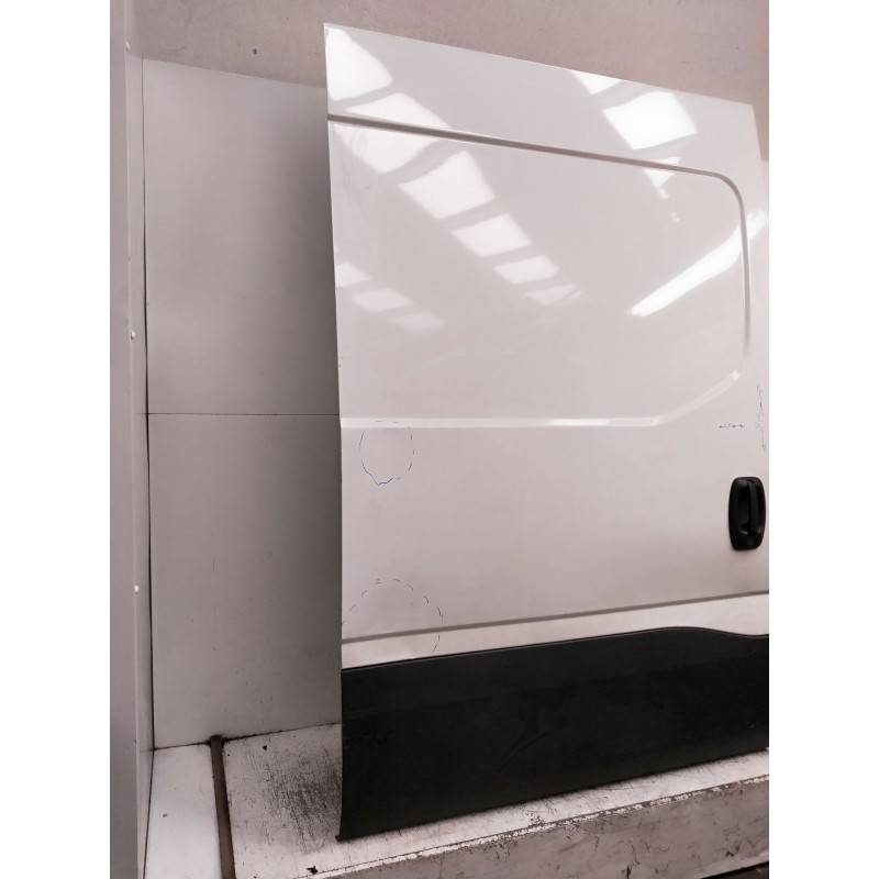 Recambio de puerta lateral corredera derecha para iveco daily furgón referencia OEM IAM  VER FOTOS CIEGA 5P