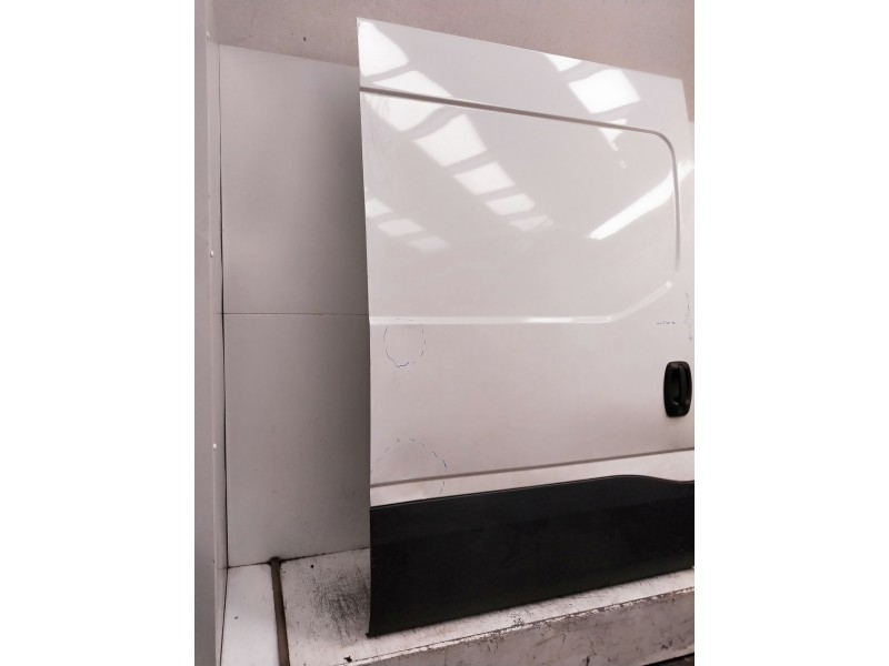 Recambio de puerta lateral corredera derecha para iveco daily furgón referencia OEM IAM  VER FOTOS CIEGA 5P