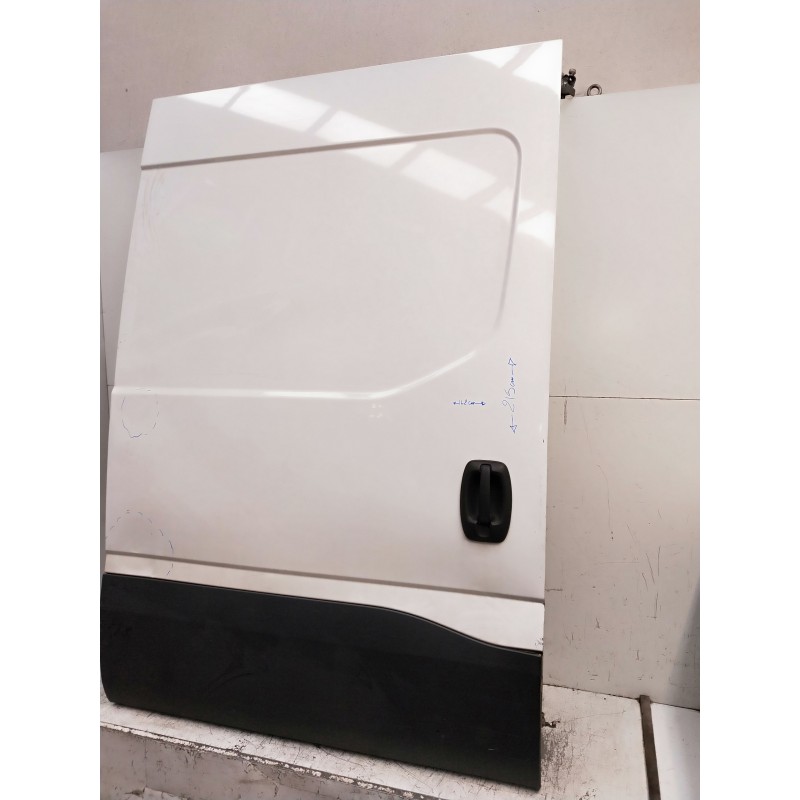 Recambio de puerta lateral corredera derecha para iveco daily furgón referencia OEM IAM  VER FOTOS CIEGA 5P