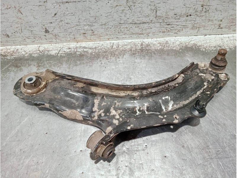 Recambio de brazo suspension inferior delantero izquierdo para renault kangoo referencia OEM IAM 8200586561  