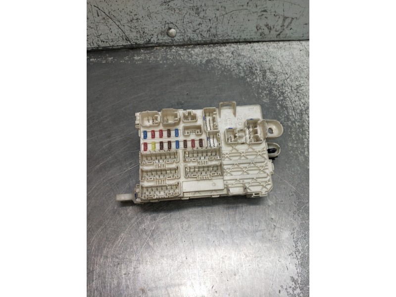 Recambio de caja reles / fusibles para toyota hilux (kun) referencia OEM IAM   