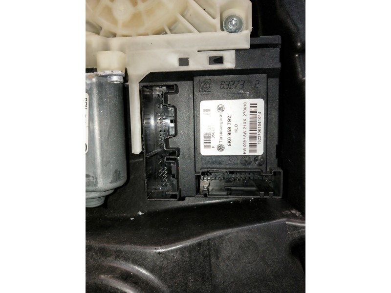 Recambio de elevalunas delantero derecho para volkswagen golf vi (5k1) referencia OEM IAM 5K0837756G 5K1837730P 5P