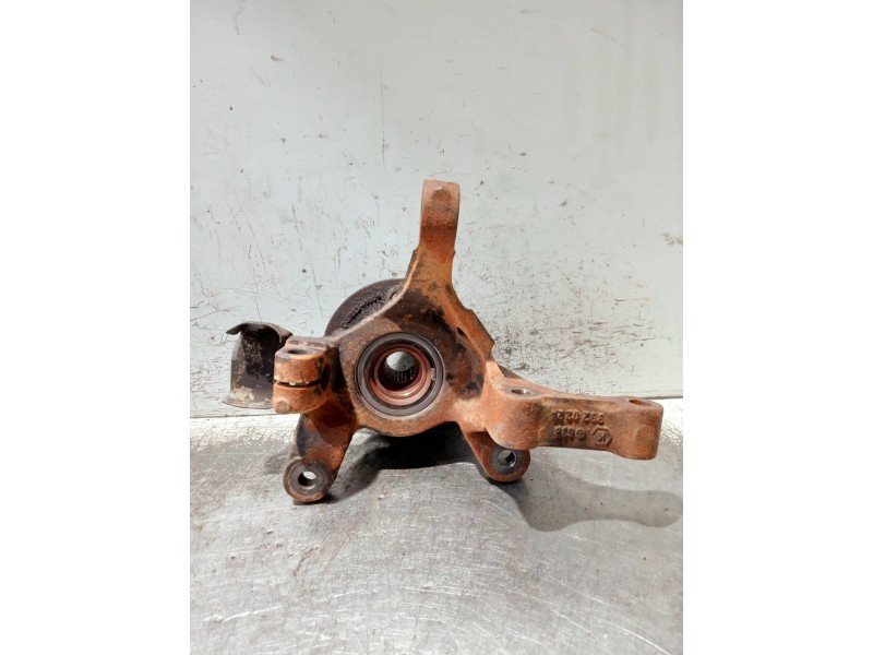 Recambio de mangueta delantera izquierda para mercedes vito (w638) combi referencia OEM IAM 6383320224  